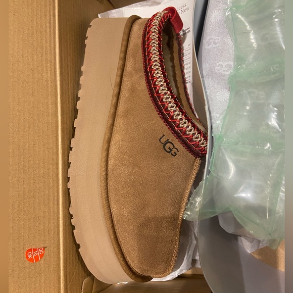 UGG Shoes - Ugg Tazz Slipper Chestnut color - size 8 NEW IN BOX